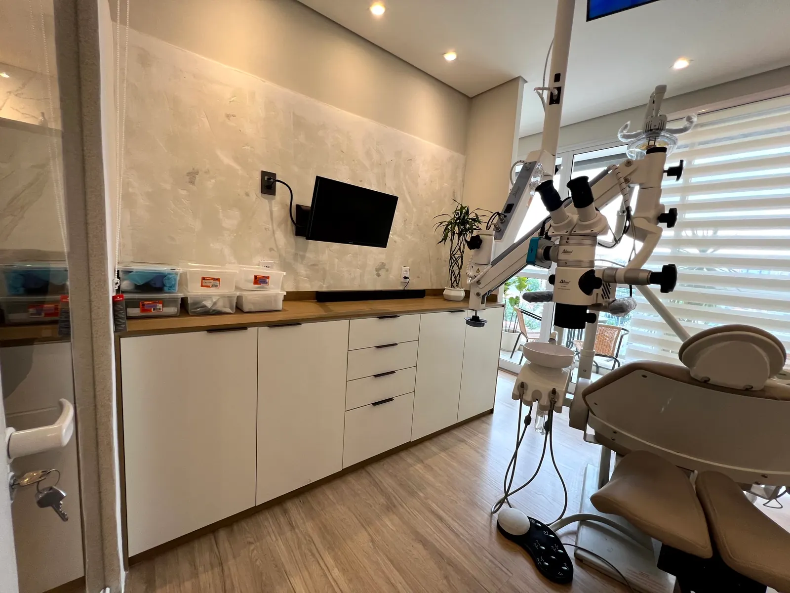 Sala de atendimento com microscópio cirúrgico da Endodontia Facilitada